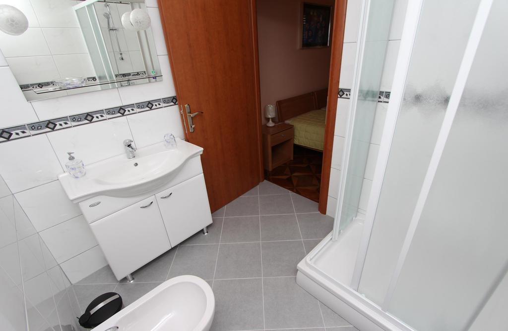 Apartments Casa Menis Ровінь Екстер'єр фото