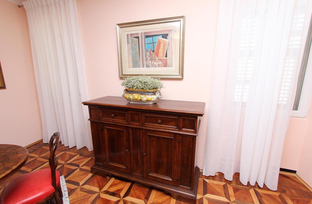 Apartments Casa Menis Ровінь Екстер'єр фото
