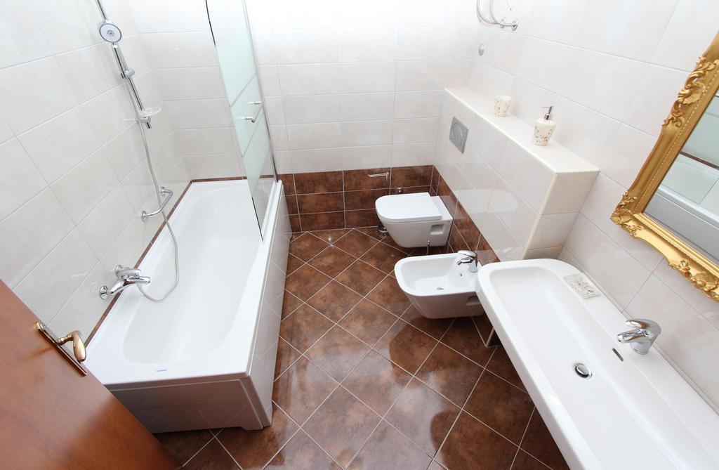 Apartments Casa Menis Ровінь Екстер'єр фото
