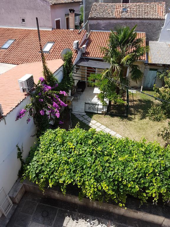Apartments Casa Menis Ровінь Екстер'єр фото